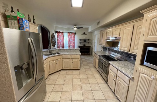 Palmhurst House | Tropical paradise 4 bedroom pool gym Mission TX