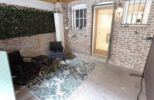 Mount Pleasant Apartment | Tropical Paradise by the Park