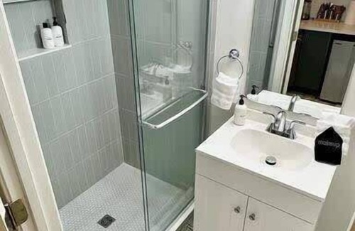 Mount Pleasant Apartment | Tropical Paradise by the Park