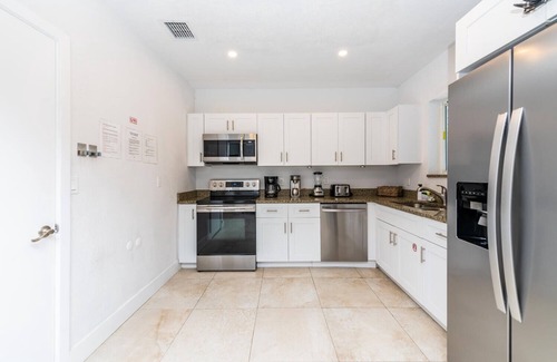 Park East House | Tropical Paradise: Stylish 4 Bedroom Pool House Near Pristine Hollywood Beach