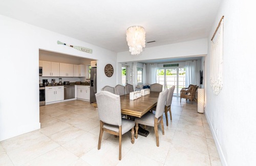 Park East House | Tropical Paradise: Stylish 4 Bedroom Pool House Near Pristine Hollywood Beach