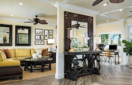 Uptown - Upper Duval Hotel | Tropical Retreat in Key West with Pool Access – Close to the Beach & Attraction