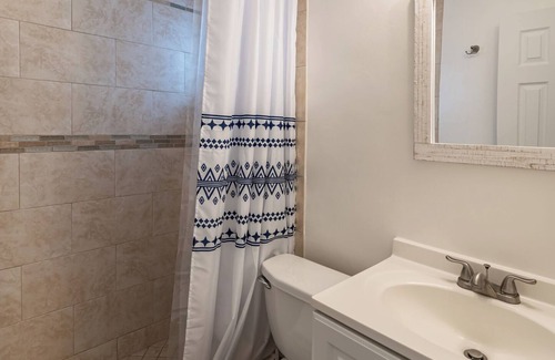 Central Oakland Park Apartment | Tropical retreat near beach with serene garden offers a fruitful sweet escape