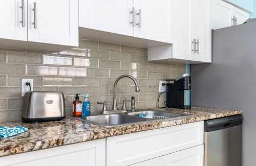 Palm Beach Shores Condo | TROPICAL TRANQUILITY⭐Singer Island 2/2⭐ Pool & Spa⭐ Walk to the Ocean