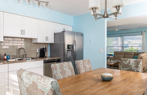 Palm Beach Shores Condo | TROPICAL TRANQUILITY⭐Singer Island 2/2⭐ Pool & Spa⭐ Walk to the Ocean