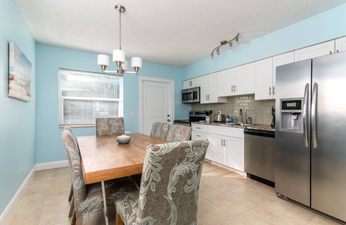 Palm Beach Shores Condo | TROPICAL TRANQUILITY⭐Singer Island 2/2⭐ Pool & Spa⭐ Walk to the Ocean