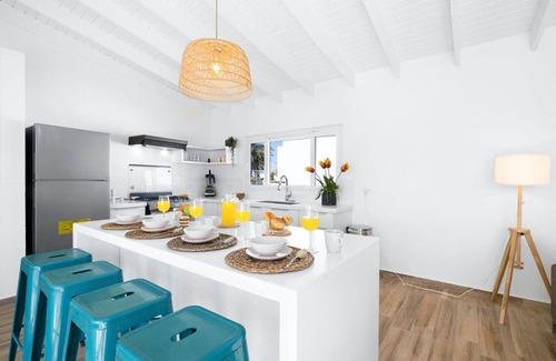 Esmeralda Villa | Tropical Vibes ~ Brand-New Villa ~ Pool and Patio!