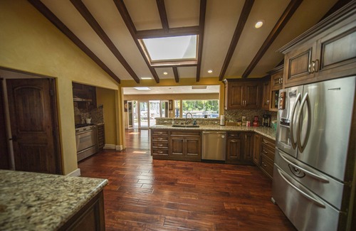 Santa Barbara House | Tropical Villa. Pool & Hot Tub. 5 Minutes to Beach or Downtown!