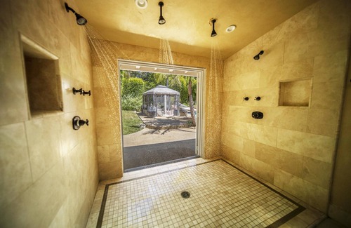 Santa Barbara House | Tropical Villa. Pool & Hot Tub. 5 Minutes to Beach or Downtown!