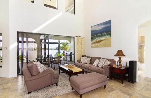 Eight Lakes Villa | Tropical waterfront paradise with gulf access, heated infinity pool and spa - Villa Southern Shores