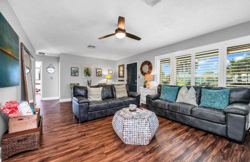 Beachway Estates Villa | Tropical Waters Hideaway - Pool Tiki & Lounge