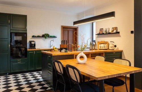Budesheim Apartment | Tropical Wellness Suite I Sauna I Whirlpool I Hot Tub I TV I BBQ
