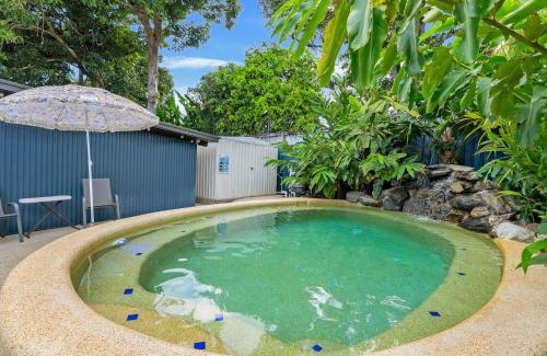 Edge Hill House | Tropicana Cottage - Eclectic Poolside Haven near CBD
