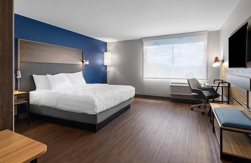 Rossford Hotel | TRU by Hilton Perrysburg Toledo, OH