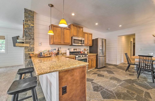 Truckee Cottage | Truckee Cottage w/Fenced Yard & Lake Donner Views