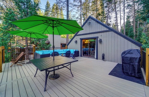Donner Lake Woods Cottage | Truckee Family Home, Walk to Lake + 5 Mi to Skiing
