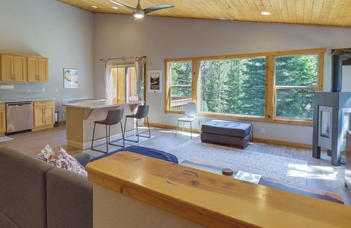 Truckee Condo | Truckee Retreat w/Fireplace & Community Amenities