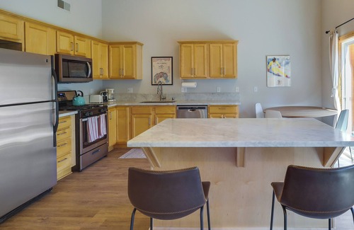 Truckee Condo | Truckee Retreat w/Fireplace & Community Amenities
