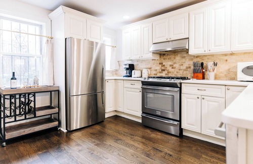 Historic Downtown Apartment | True 2-bed - 20 mins to NYC! Luxury Brownstone