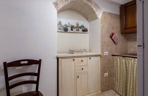 Martina Franca House | Trullo Primarosa B: A welcoming apartment in the characteristic style of the Apulian countryside, with Free WI-FI.