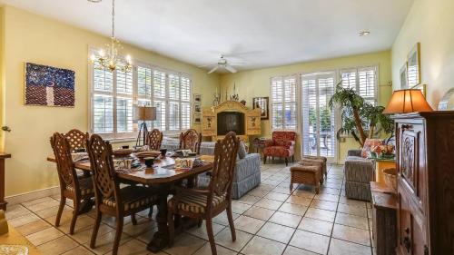 Truman Annex House | Trumans Hideaway by AvantStay Great Location w Patio Outdoor Dining BBQ Shared Pool Week Long Stays