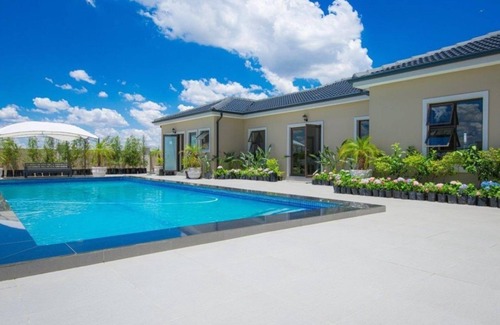 Greater Johannesburg Metropolitan Area Apartment | TruVela Stays — a modern 1-bedroom apartment with a pool, Wi-Fi, full kitchen