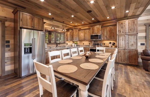Gatlinburg - Pigeon Forge Cabin | Tuckaway Mtn Lodge - Lux Cabin W/Salt Wtr Pool/Tesla Charger -New Firepit Deck!