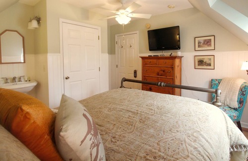 Summerville Bed & Breakfast | Tudor Oaks Inn