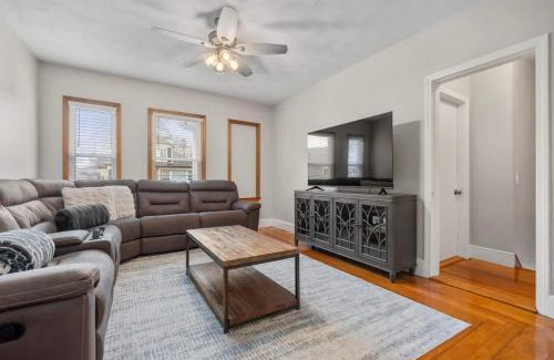 South Medford House | Tufts 3-Bed 2-Office Home with Laundry