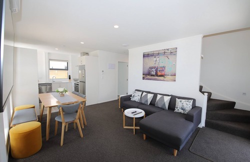 Kawaha Point House | Tui Brand New Lakefront accommodation Whole House