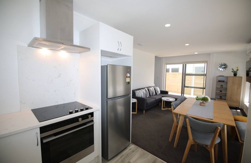 Kawaha Point House | Tui Brand New Lakefront accommodation Whole House