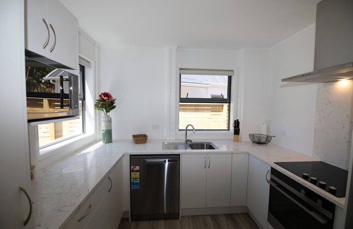 Kawaha Point House | Tui Brand New Lakefront accommodation Whole House