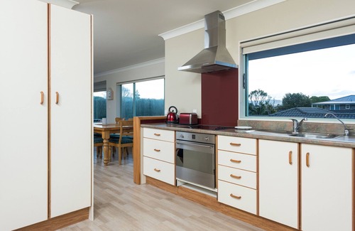 Bowentown Cottage | Tuis Nest - Bowentown Holiday Home