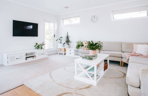Balnarring House | Tully View Beach House Take it easy and revel in the spacious, cozy, sunlit family holiday home.