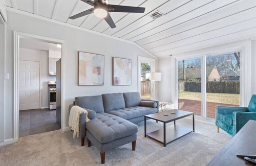 Tulsa House | Tulsa Vintage Chic Cottage |King Bed Expo TU Dtwn