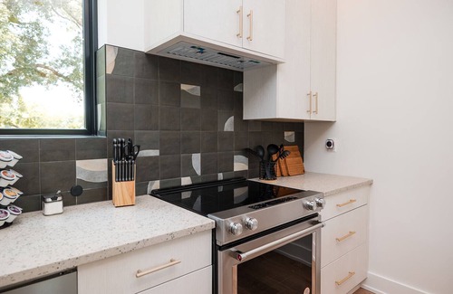Wilmington House | Turf ROOFTOP w Games and more in Heart of Wilmington! Rent Multiple or One Unit! Unit C
