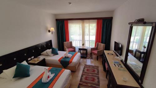 Ras Umm Sid Resort | Turquoise Beach Hotel