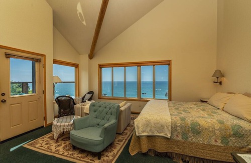 Trinidad Bed & Breakfast | Turtle Rocks Oceanfront Inn