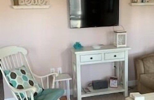 Gold Coast Condo | TV, Window A/C, Outside Shower and Porch