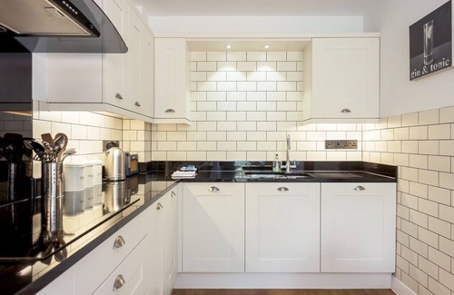 Poole House | Twin Palms - a house that sleeps 10 guests in 4 bedrooms