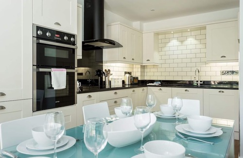 Poole House | Twin Palms - a house that sleeps 10 guests in 4 bedrooms