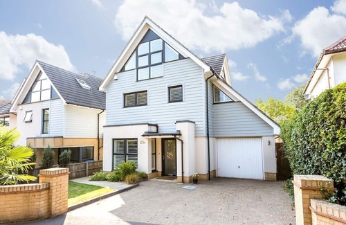 Poole House | Twin Palms - a house that sleeps 10 guests in 4 bedrooms