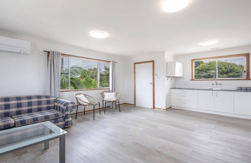 Wooli House | TWIN PALMS RETREAT, TOP NOTCH