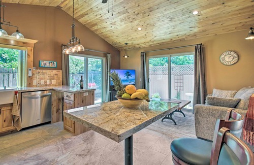 Simi Valley Cottage | 'Twin Palms' Romantic Retreat: Yard + Grill!