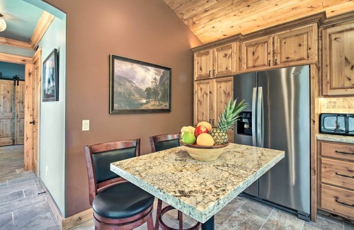 Simi Valley Cottage | 'Twin Palms' Romantic Retreat: Yard + Grill!
