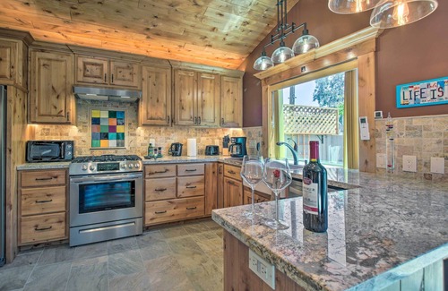 Simi Valley Cottage | 'Twin Palms' Romantic Retreat: Yard + Grill!