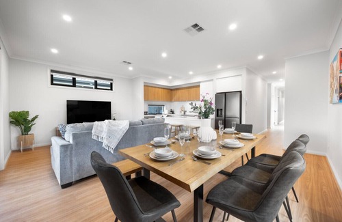 Aldinga Beach House | Twin Paradise - 8BR Paradise Point & Palms