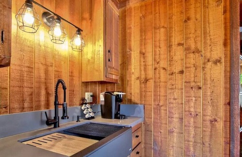 Sugarloaf Cabin | Twin Pines Winter Wonderland - Spa & Fire Pit