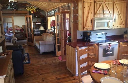 Florissant Cabin | Twin Rock Cabin .Western Retreat. Family, Kids, Dog friendly.