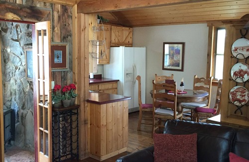 Florissant Cabin | Twin Rock Cabin .Western Retreat. Family, Kids, Dog friendly.